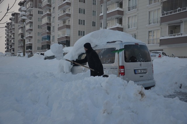 BAFRA'DA ARAÇLAR KAR ALTINDA KALDI