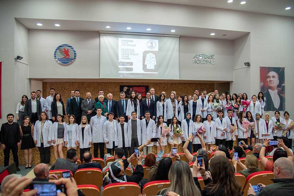 Bafra Eczacılık Fakültesi öğrencileri beyaz önlüklerini giydi