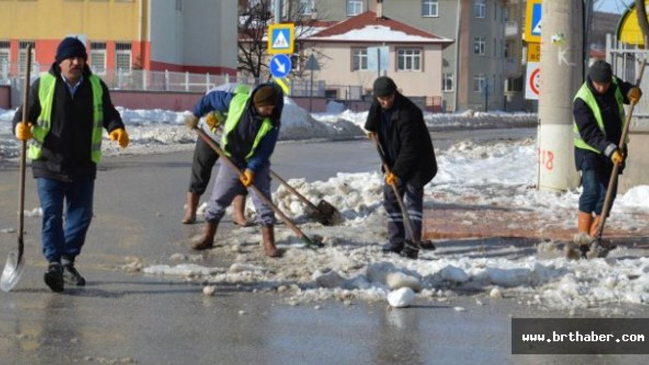 Ladik Belediyesi Tüm sokaklarda kar mücadelesine devam ediyor