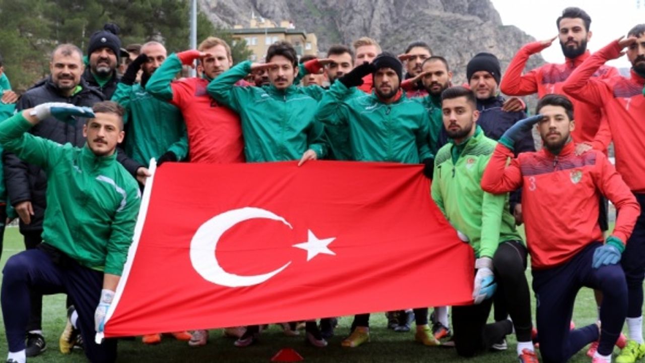 Futbolculardan antrenman öncesi Mehmetçik için dua