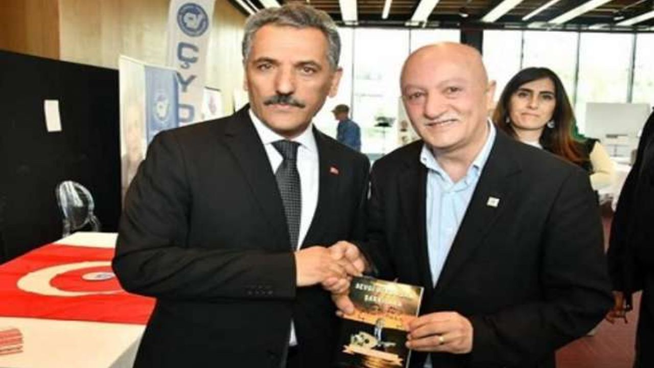 Şair Oktay Zerrin' E Türkiye' Den Beste Yağıyor !
