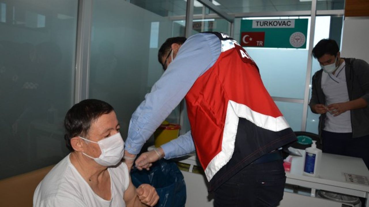 Bafra Devlet Hastanesinde Yerli Aşı TURKOVAC’a Yoğun İlgi