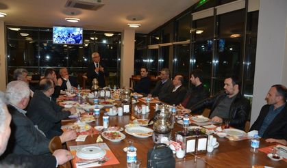 Bafra TSO Başkan Adayı Aksoy,19 Mayıs ilçesinde faaliyet gösteren esnaflarla yemekte buluştu.