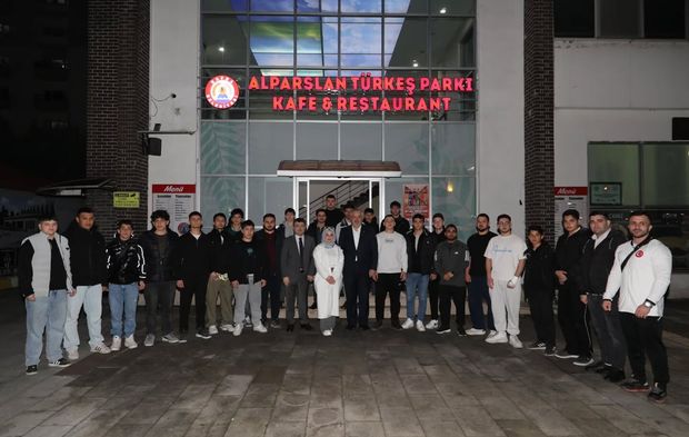 BAŞKAN KILIÇ, GENÇLERLE AYNI SOFRAYI PAYLAŞTI