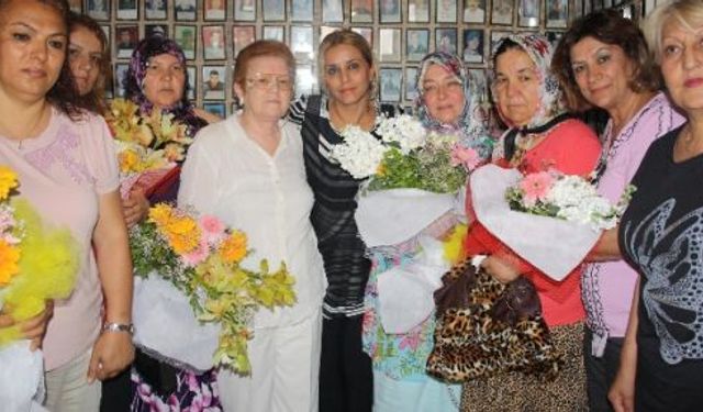 Chp’li Kadınlardan Şehit Ve Gazi Annelerine Ziyaret 