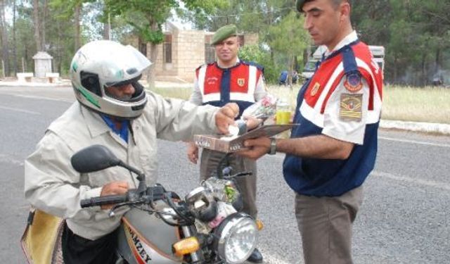 Jandarma Sürücülere Çiçek Ve Lokum Dağıttı 