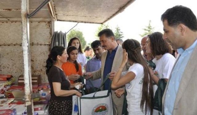 Toroslar’da Vatandaşlara Pazar Çantası Dağıtılıyor 