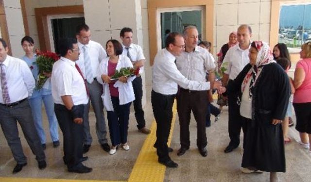 Vatandaşlar Yeni Hastanede Çiçeklerle Karşılandı 