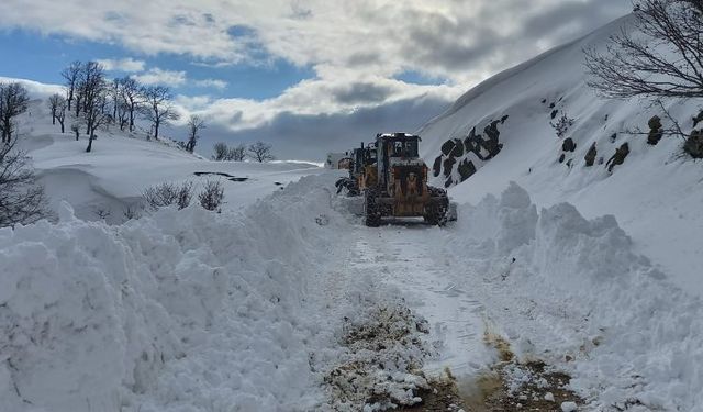 Bafra'da kapanan yollar Belediye ekipleri tarafından açılıyor