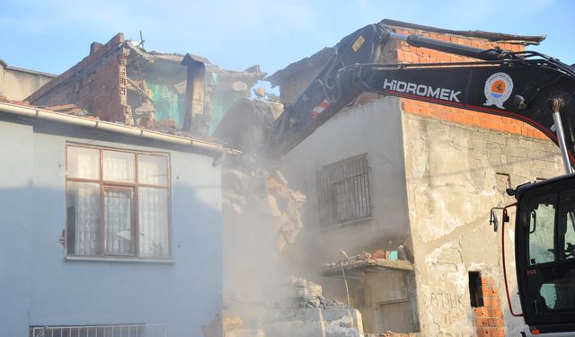 Samsun’da Metruk Binalar Yıkılıyor