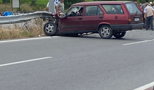 Samsun’un Yakakent ilçesinde otomobil çelik bariyere çarptı, 2 kişi yaralandı.