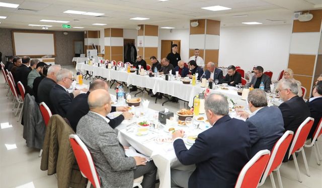 Başkan Kılıç, Meclis Üyeleri Ve Parti Başkanları İle İftarda Bir Araya Geldi