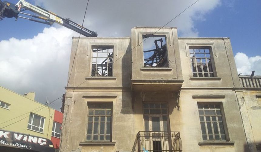 Bafra'da tehlike saçan harabe bina'nın çatısı yıkıldı