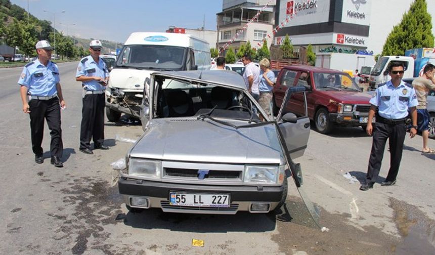 Samsun'da Minibüs İle Otomobil Çarpıştı: 5 Yaralı