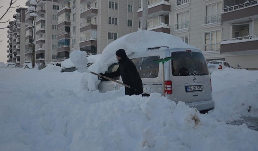 BAFRA'DA ARAÇLAR KAR ALTINDA KALDI