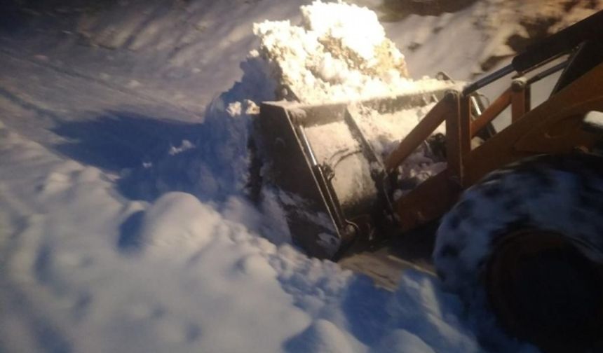 Bafra Belediyesi Kar Nedeniyle Kapanan Yolları Açıyor