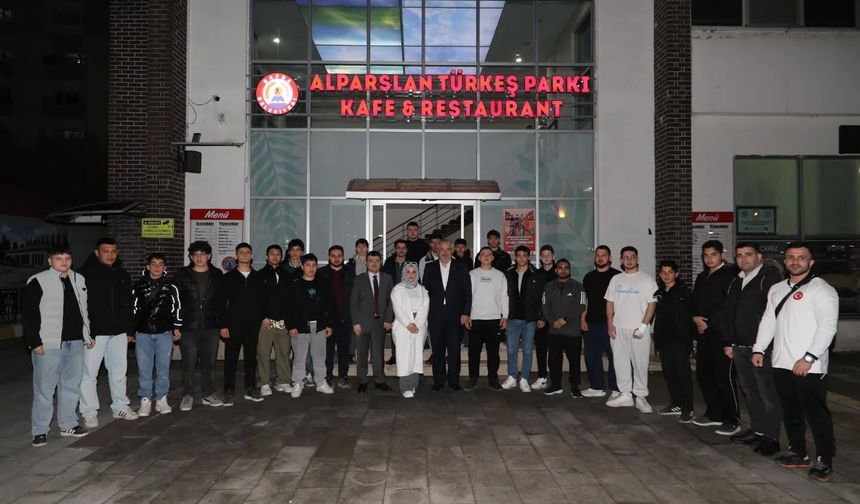 BAŞKAN KILIÇ, GENÇLERLE AYNI SOFRAYI PAYLAŞTI