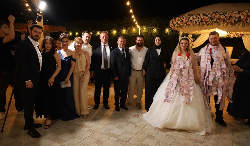 Gizem ve Berkay Aşklarını Bir Ömürlük İmzayla Taçlandırdılar